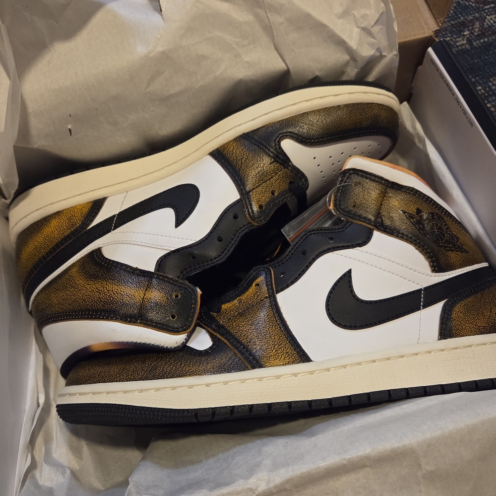 Air Jordan 1 Mid SE Black and Gold